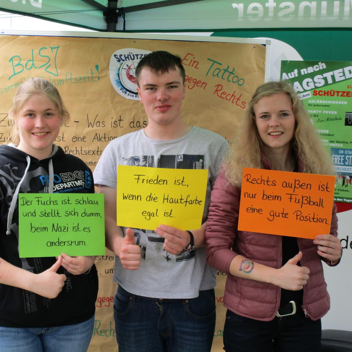 Junge Menschen mit Statements zum Thema Schützen gegen Rechts