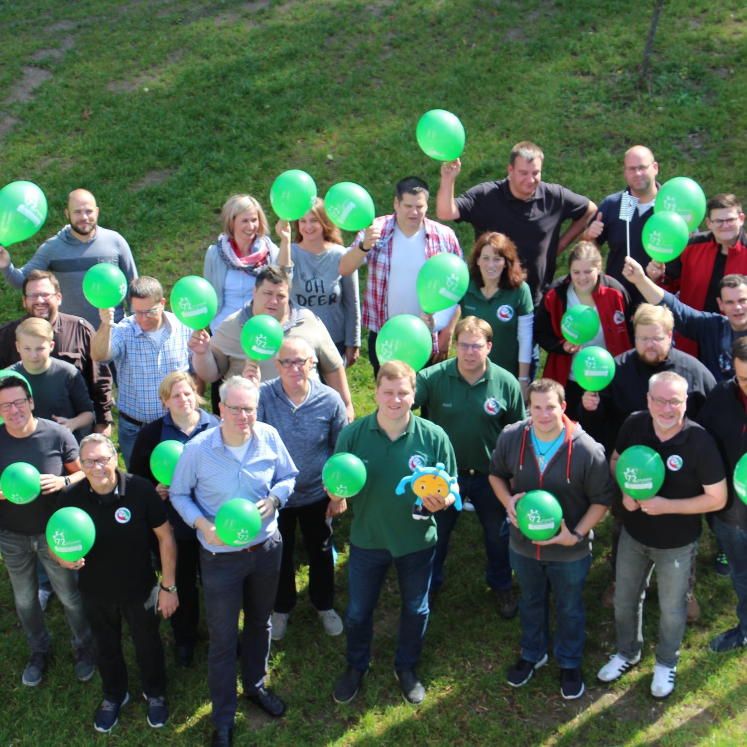 Mitglieder des BJR mit grünen Ballons in den Händen