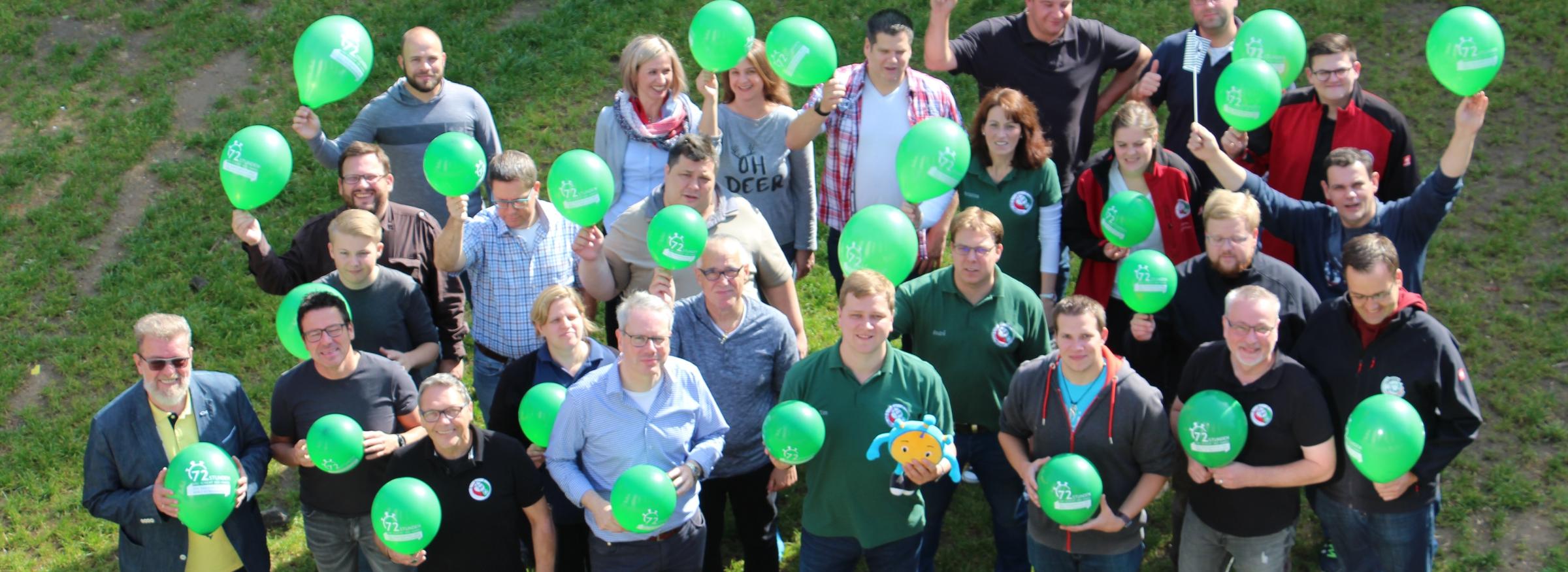 Mitglieder des BJR mit grünen Ballons in den Händen