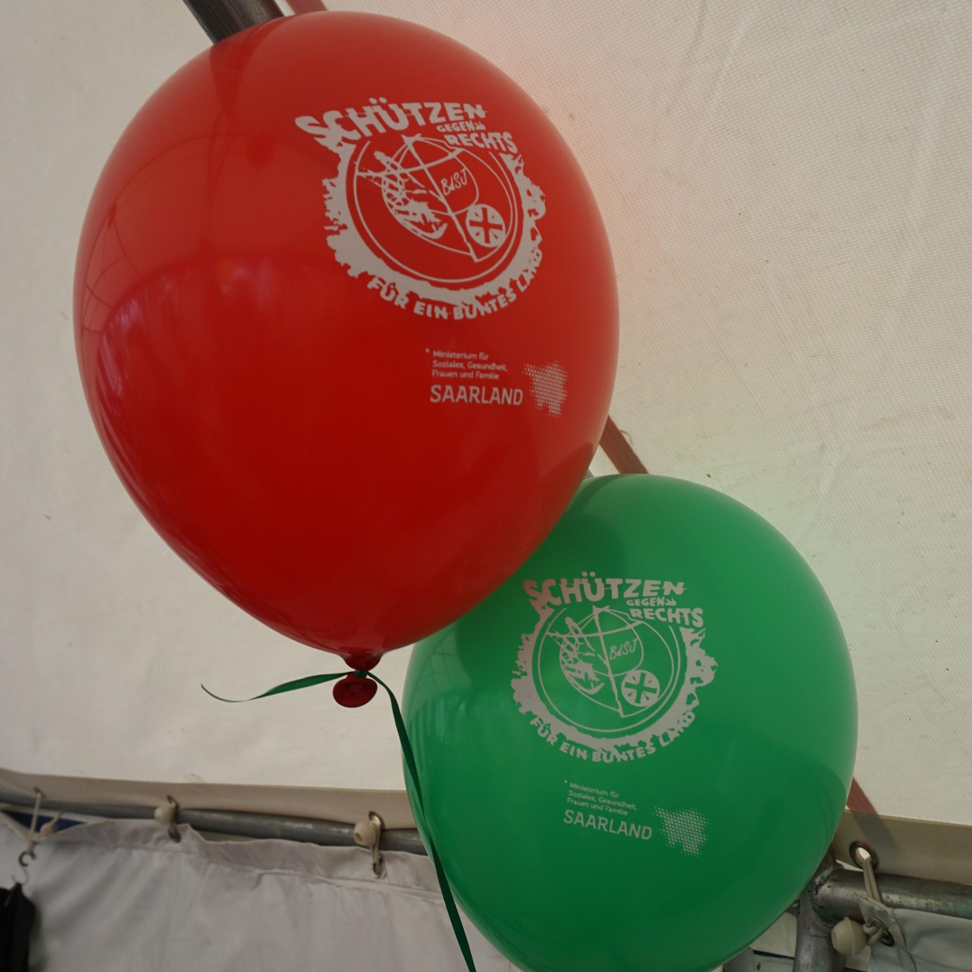 Roter und Grüner Luftballon mit Logo-Aufdruck
