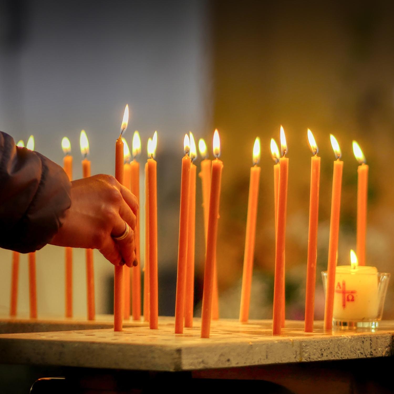 Orangefarbene Kerzen in der Kirche