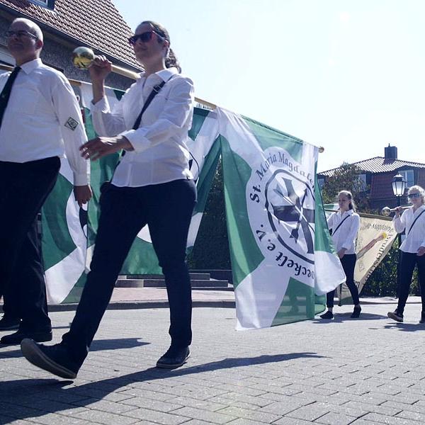 Fahnenschwenker*in/ -schläger*in