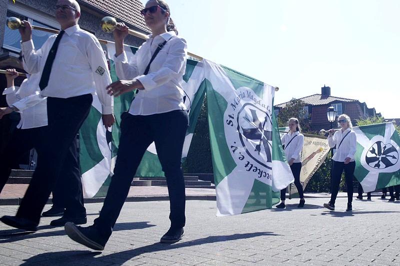 Fahnenschwenker*in/ -schläger*in