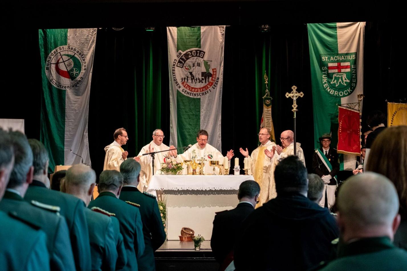 Priester am Altar