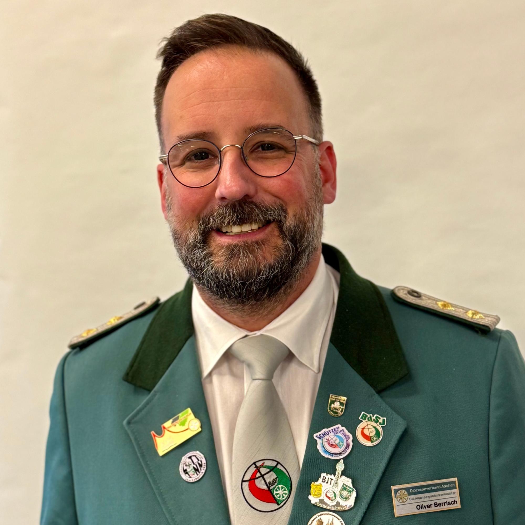 Ein Bild vom DJM Oliver Berrisch in einer grünen Schützenuniform