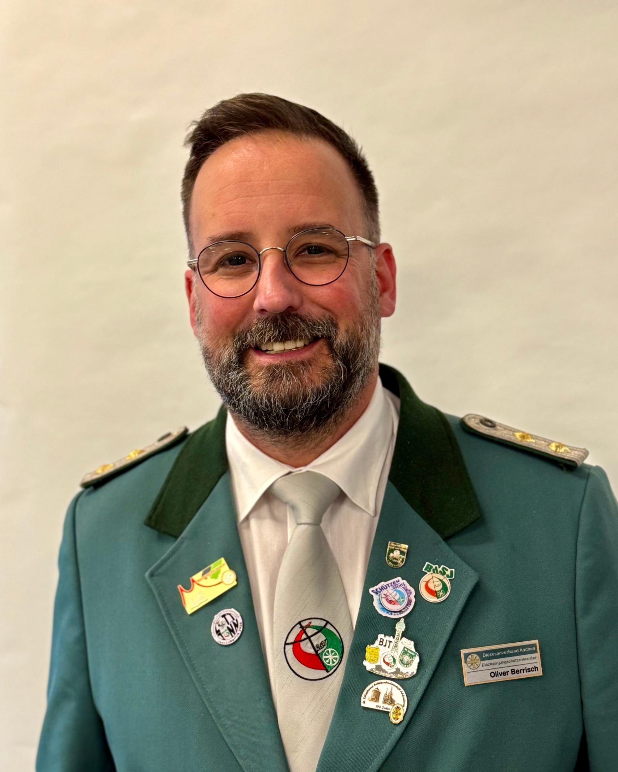 Ein Bild vom DJM Oliver Berrisch in einer grünen Schützenuniform