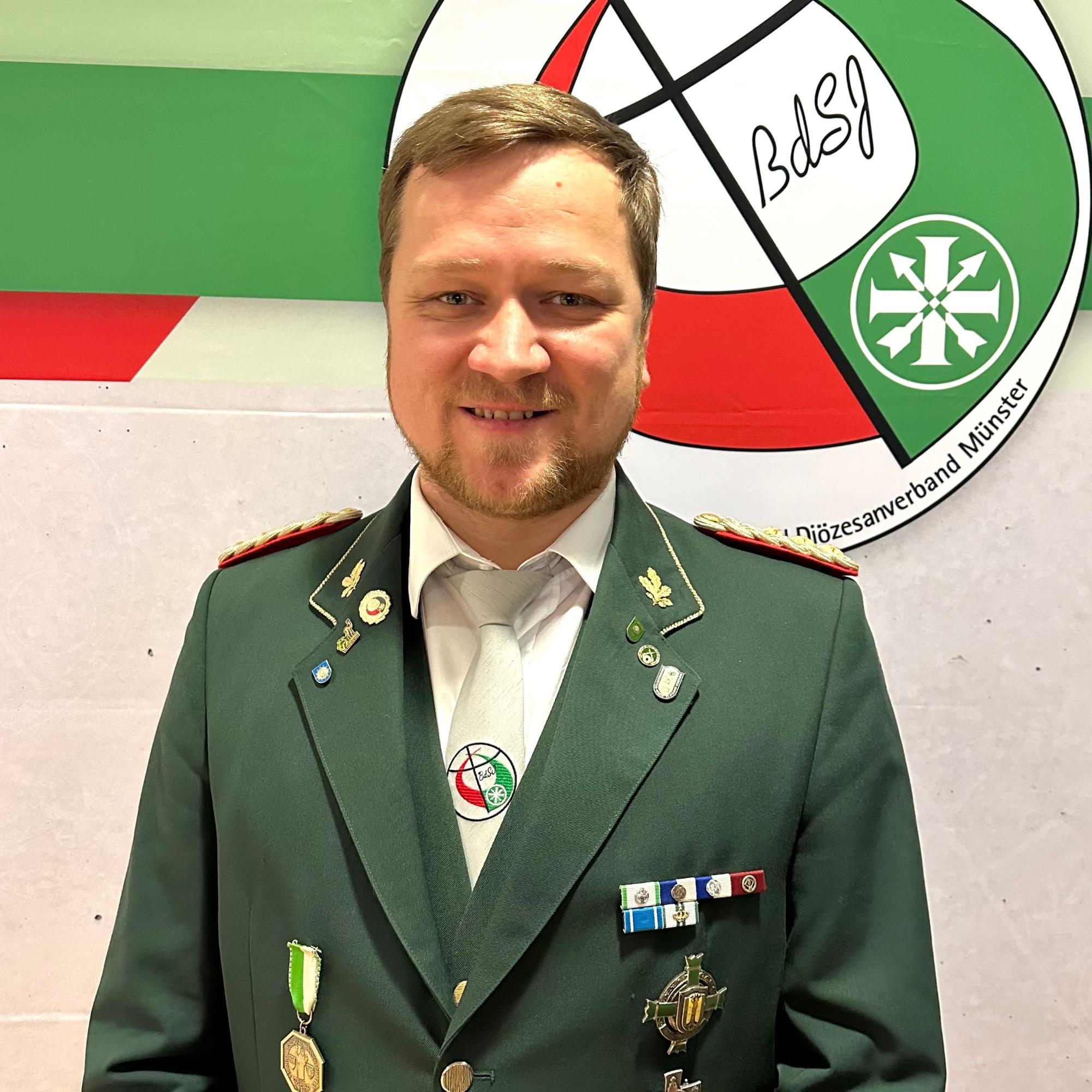 Ein Bild von DJM Tim Winking in Schützenuniform