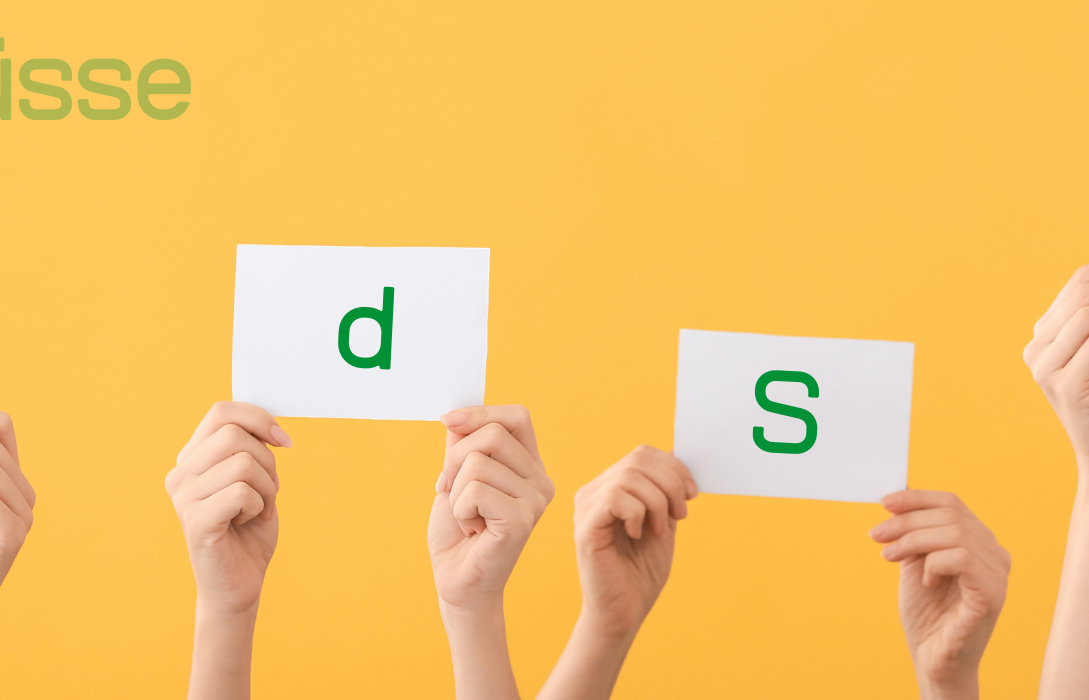 Hände halten Karten mit den Buchstaben B, d, S und J