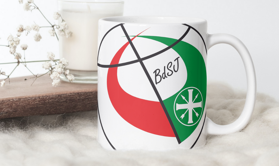 Weiße Tasse mit BdSJ-Logo