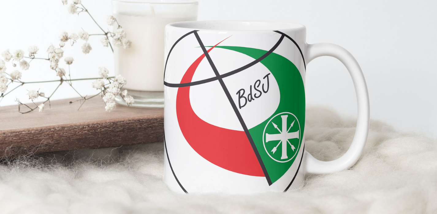 Weiße Tasse mit BdSJ-Logo