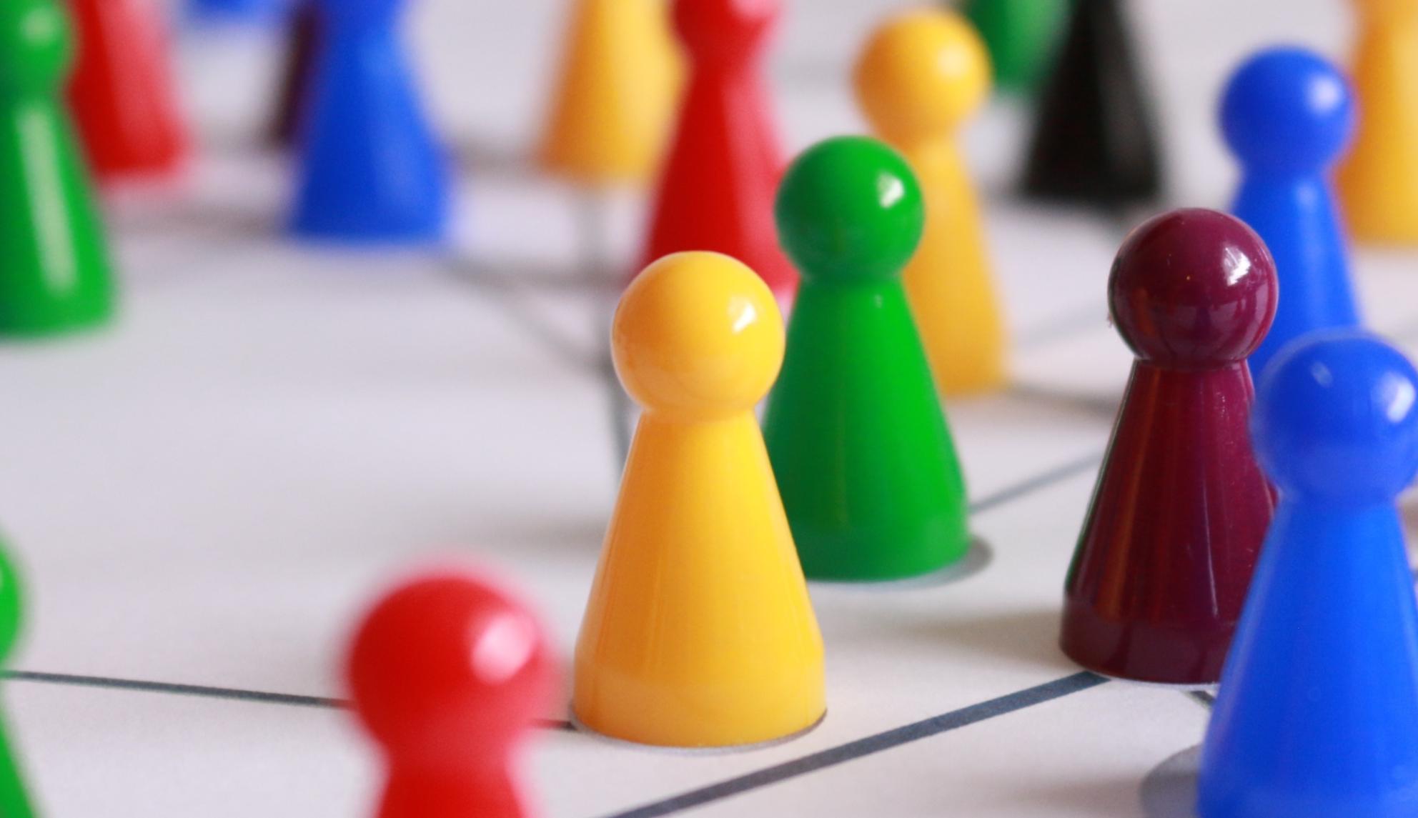 Bunte Spielfiguren, locker angeordnet