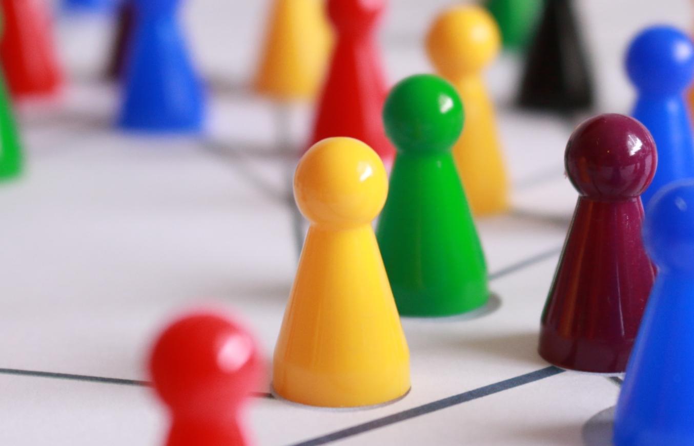 Bunte Spielfiguren, locker angeordnet